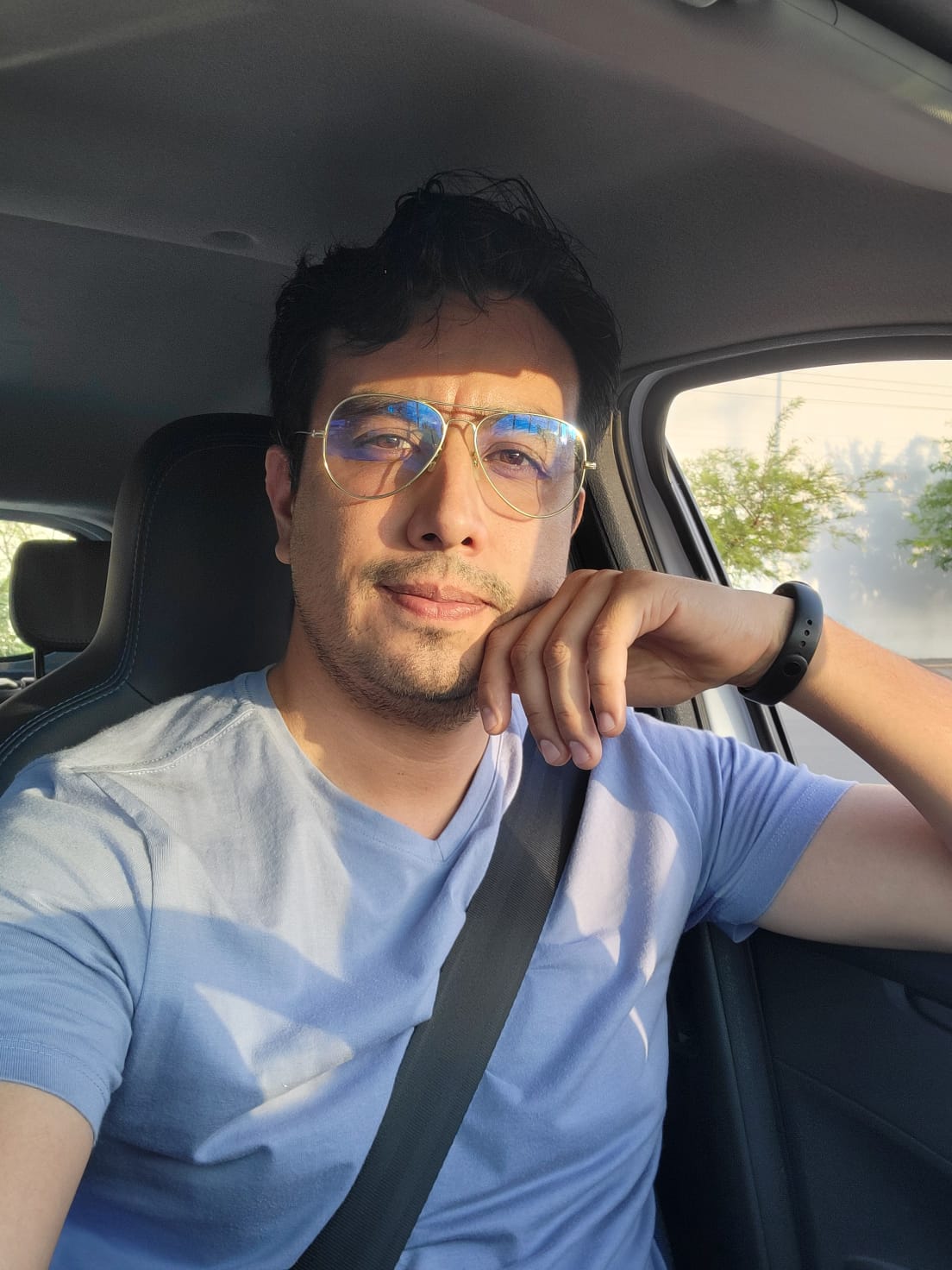 Leonardo Aguero, hombre sentado con lentes.